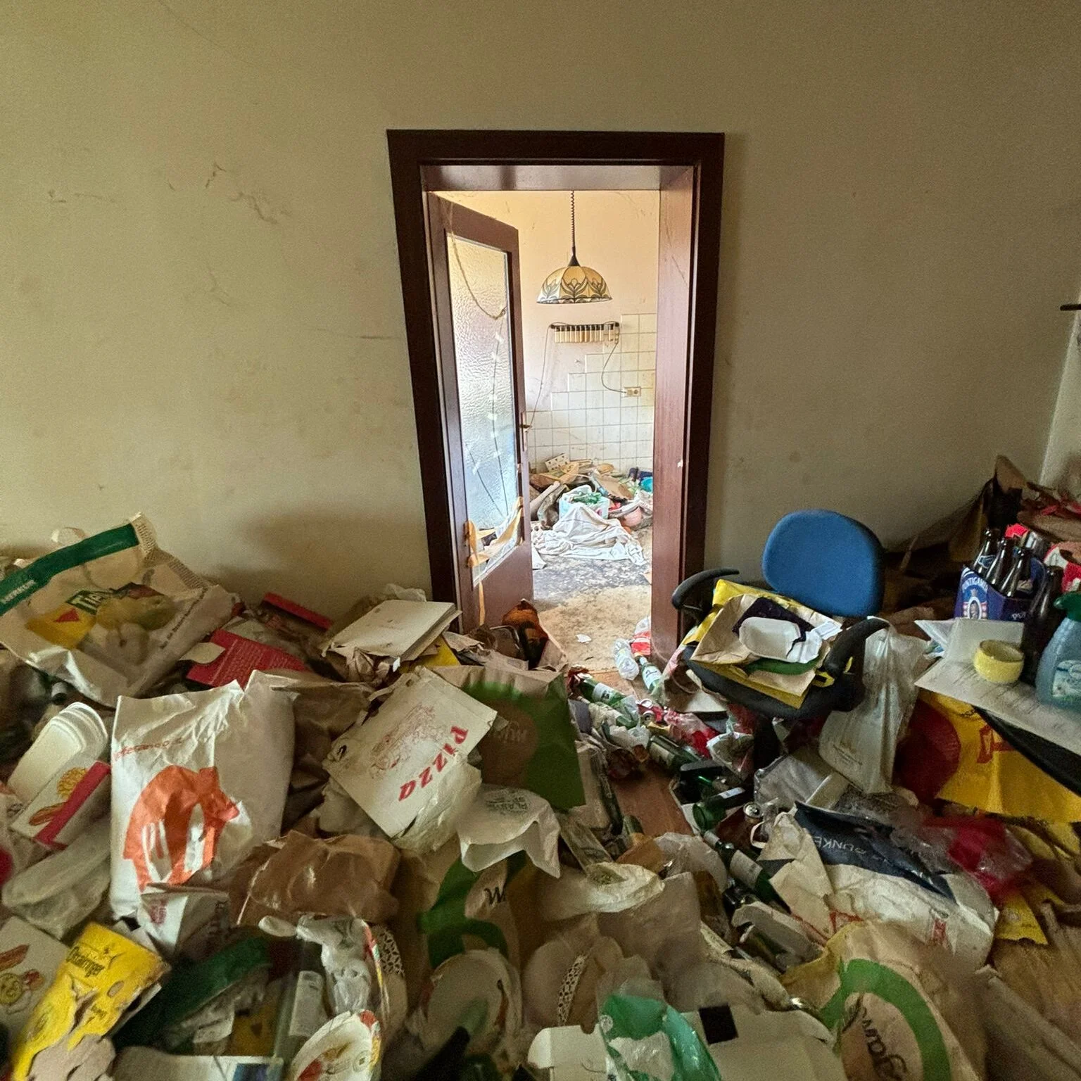 Bild eines Wohnbereichs vor der Aufräumaktion.