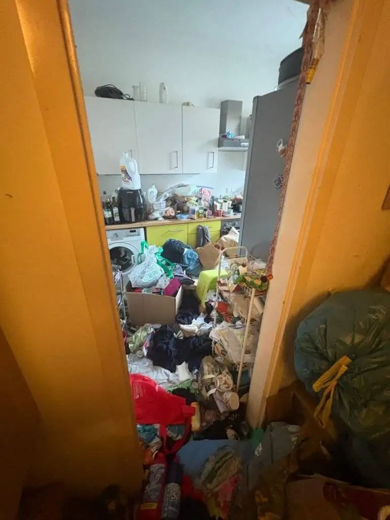 Vermüllte Küche einer Messie-Wohnung vor der Räumung