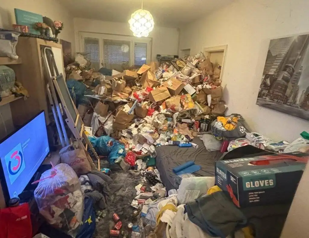 Stark vermülltes Zimmer einer Messie-Wohnung vor der Räumung